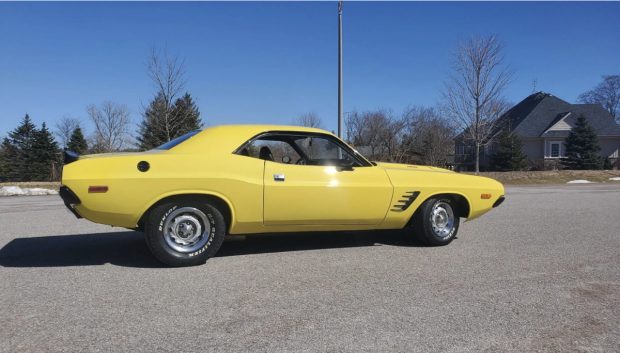 1973-Dodge-Challenger-Yellow-2